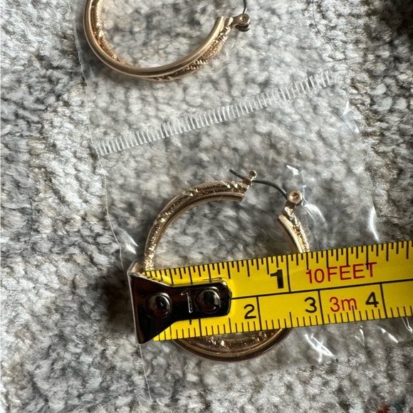 Classic gold hoop earrings AVON NWT - Picture 5 of 6